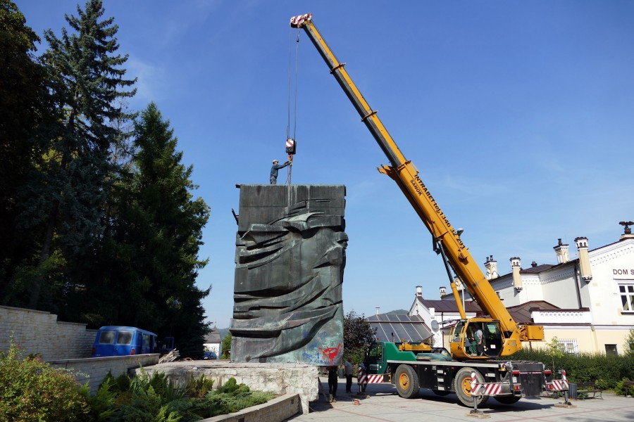 Nawet podczas demontażu budził spory. Kontrowersyjny pomnik usunięty z parku