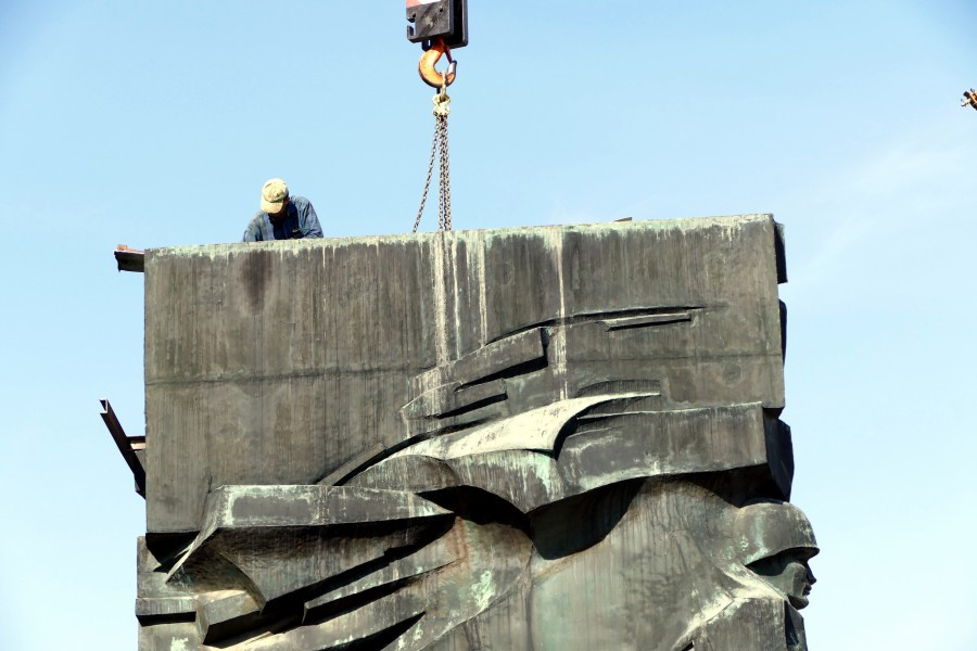 Nawet podczas demontażu budził spory. Kontrowersyjny pomnik usunięty z parku