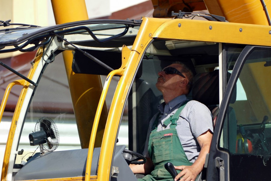 Nawet podczas demontażu budził spory. Kontrowersyjny pomnik usunięty z parku