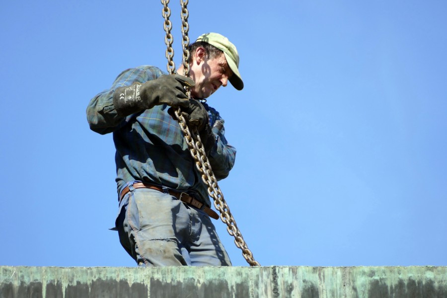 Nawet podczas demontażu budził spory. Kontrowersyjny pomnik usunięty z parku