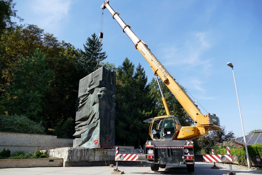 Nawet podczas demontażu budził spory. Kontrowersyjny pomnik usunięty z parku