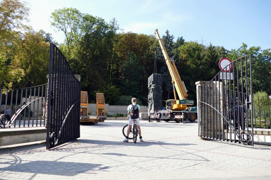 Nawet podczas demontażu budził spory. Kontrowersyjny pomnik usunięty z parku