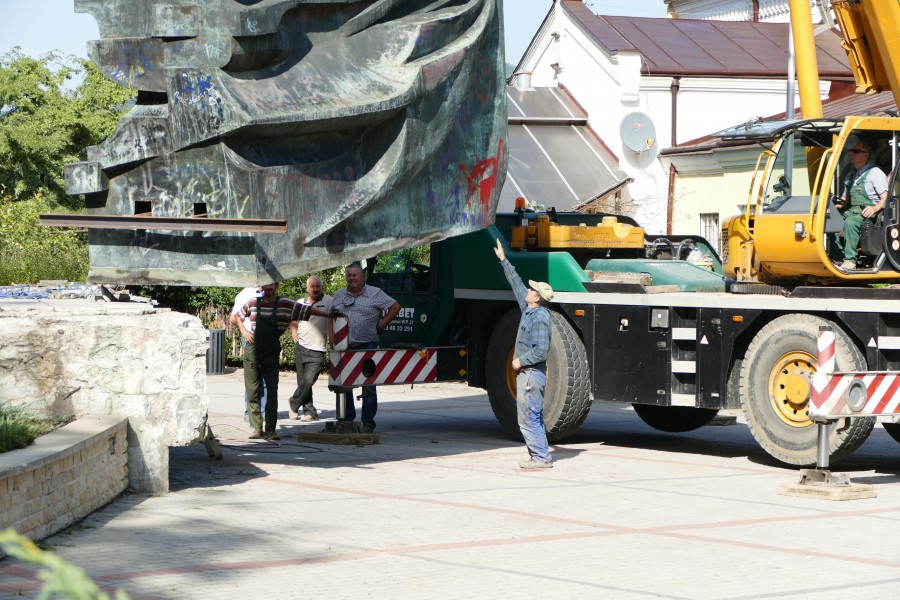 Nawet podczas demontażu budził spory. Kontrowersyjny pomnik usunięty z parku