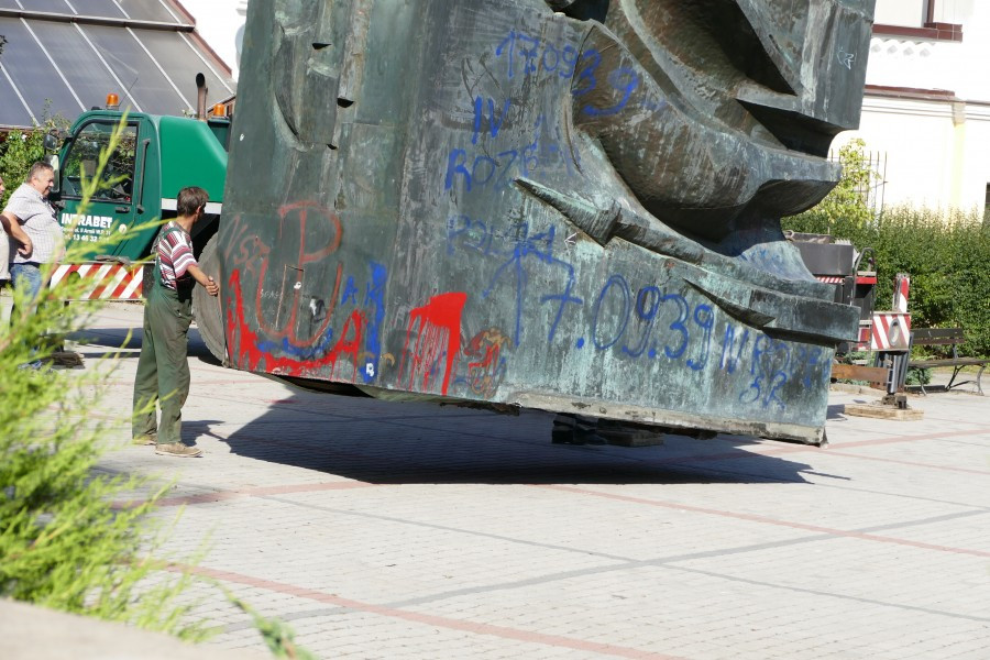 Nawet podczas demontażu budził spory. Kontrowersyjny pomnik usunięty z parku