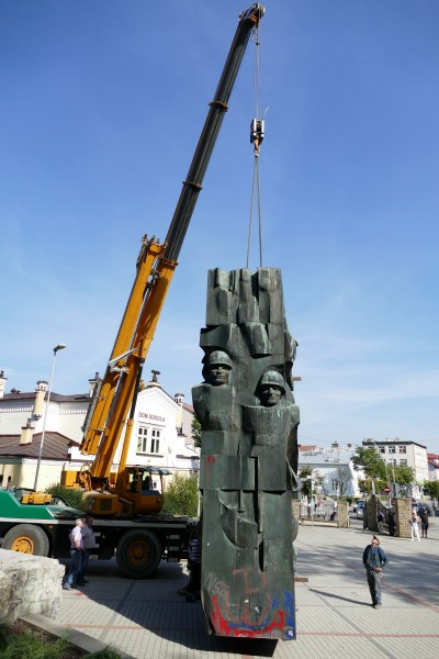 Nawet podczas demontażu budził spory. Kontrowersyjny pomnik usunięty z parku