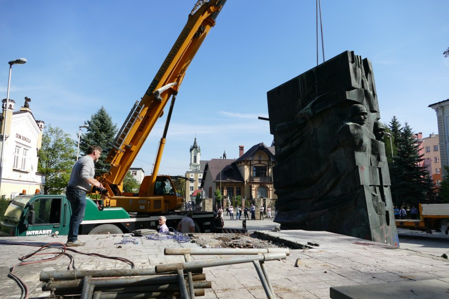Nawet podczas demontażu budził spory. Kontrowersyjny pomnik usunięty z parku