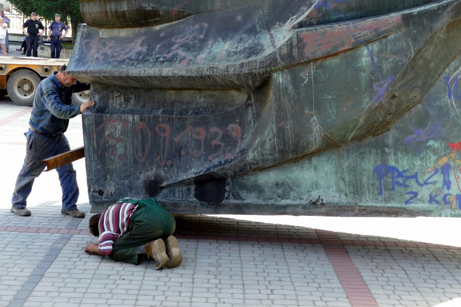 Nawet podczas demontażu budził spory. Kontrowersyjny pomnik usunięty z parku