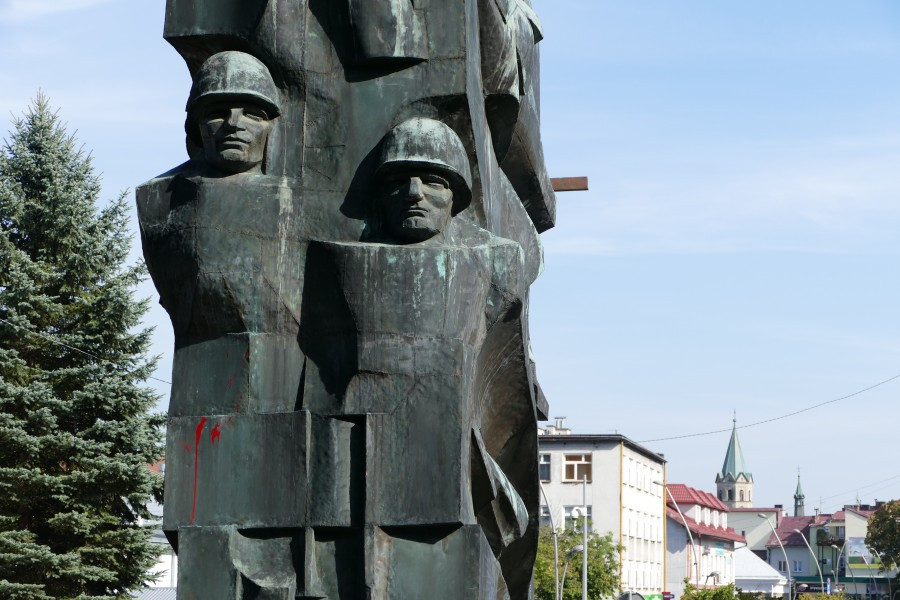 Nawet podczas demontażu budził spory. Kontrowersyjny pomnik usunięty z parku