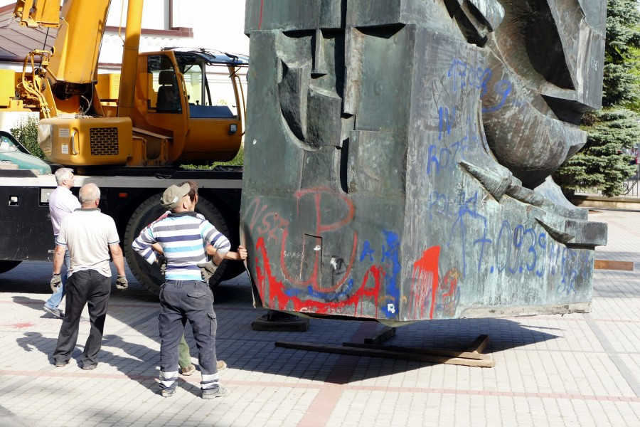 Nawet podczas demontażu budził spory. Kontrowersyjny pomnik usunięty z parku