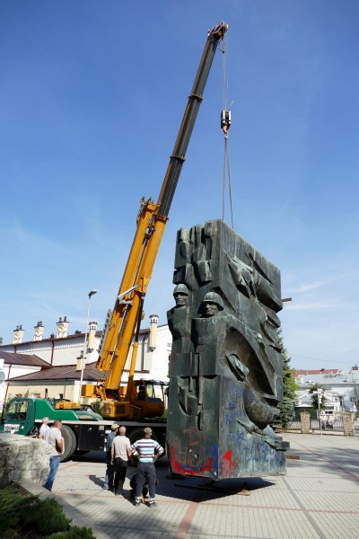 Nawet podczas demontażu budził spory. Kontrowersyjny pomnik usunięty z parku