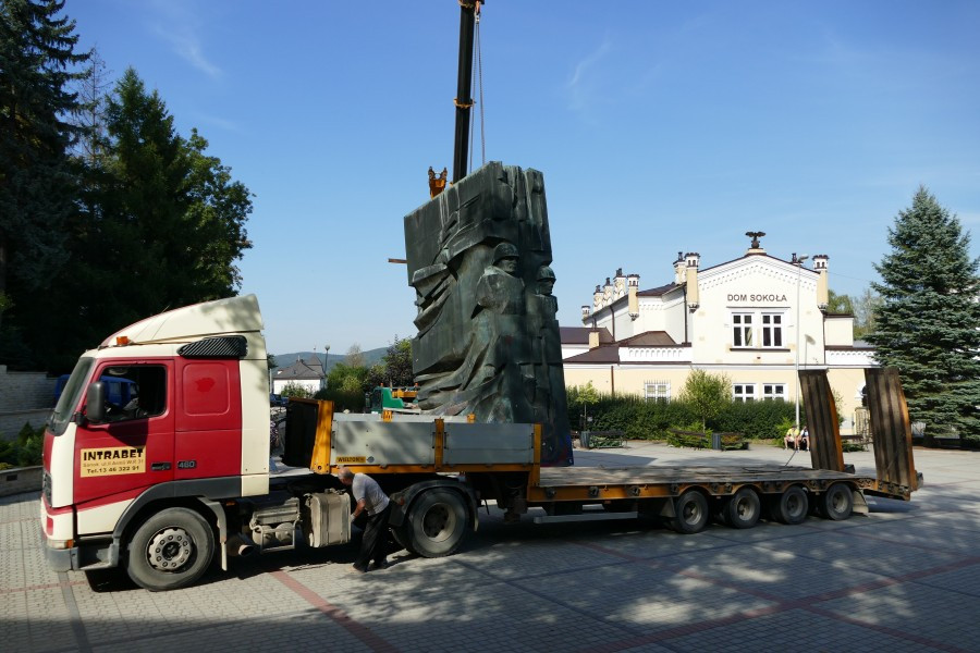 Nawet podczas demontażu budził spory. Kontrowersyjny pomnik usunięty z parku