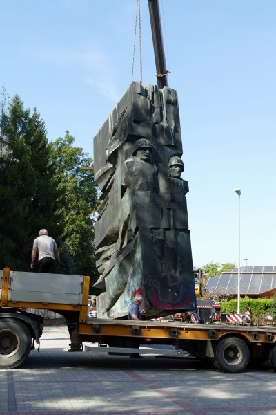 Nawet podczas demontażu budził spory. Kontrowersyjny pomnik usunięty z parku