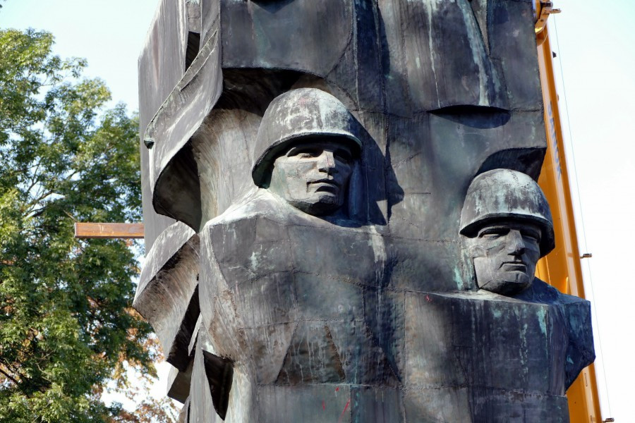 Nawet podczas demontażu budził spory. Kontrowersyjny pomnik usunięty z parku