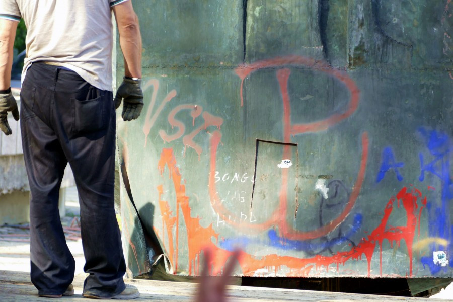 Nawet podczas demontażu budził spory. Kontrowersyjny pomnik usunięty z parku