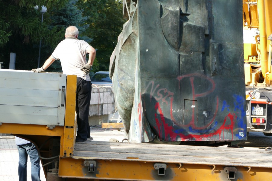 Nawet podczas demontażu budził spory. Kontrowersyjny pomnik usunięty z parku