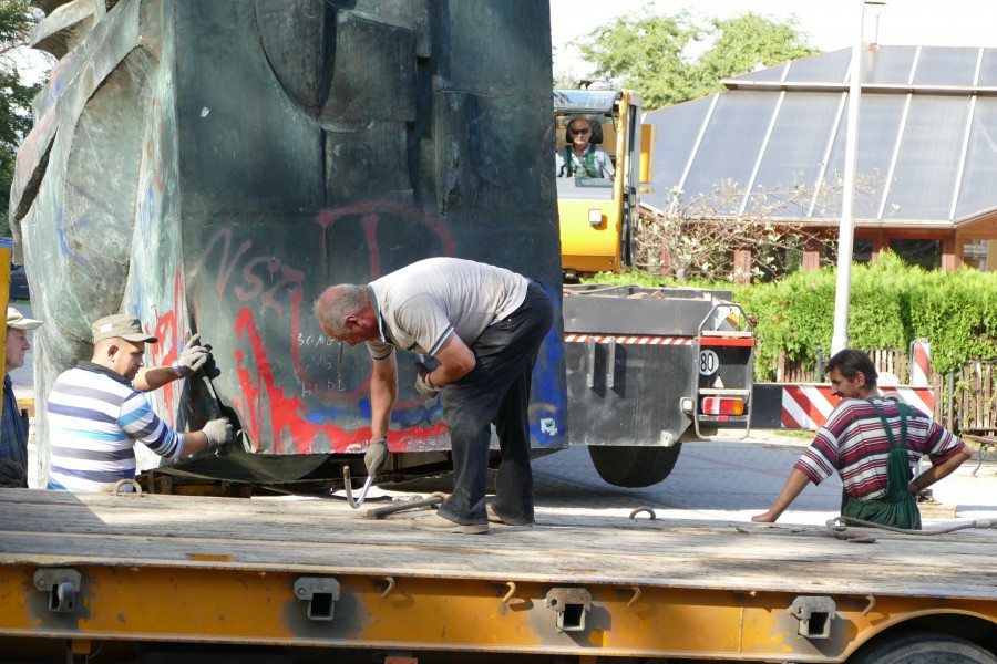 Nawet podczas demontażu budził spory. Kontrowersyjny pomnik usunięty z parku