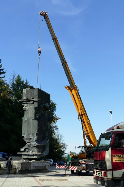 Nawet podczas demontażu budził spory. Kontrowersyjny pomnik usunięty z parku