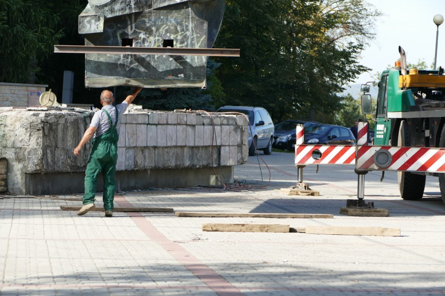 Nawet podczas demontażu budził spory. Kontrowersyjny pomnik usunięty z parku