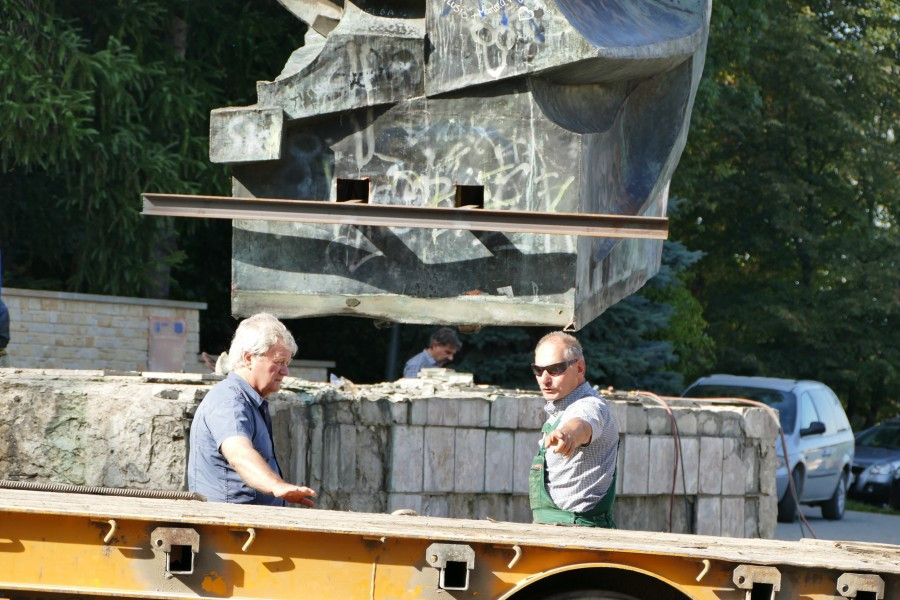 Nawet podczas demontażu budził spory. Kontrowersyjny pomnik usunięty z parku