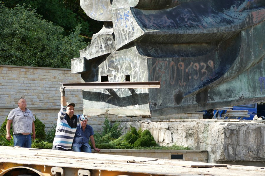 Nawet podczas demontażu budził spory. Kontrowersyjny pomnik usunięty z parku