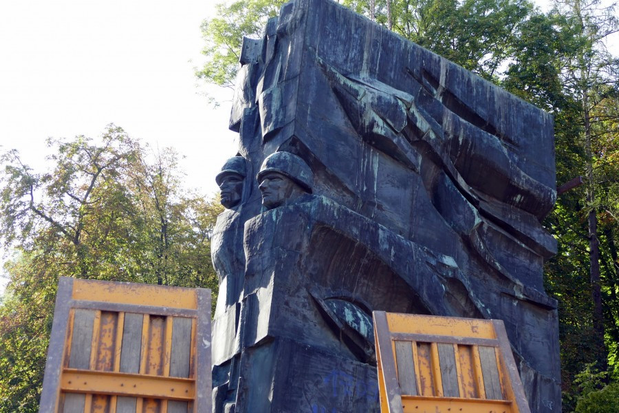 Nawet podczas demontażu budził spory. Kontrowersyjny pomnik usunięty z parku