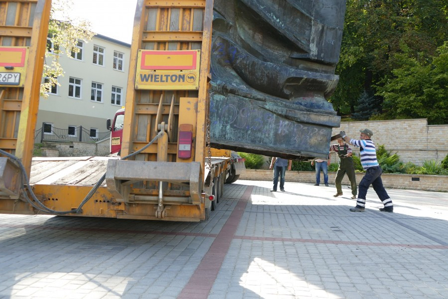 Nawet podczas demontażu budził spory. Kontrowersyjny pomnik usunięty z parku