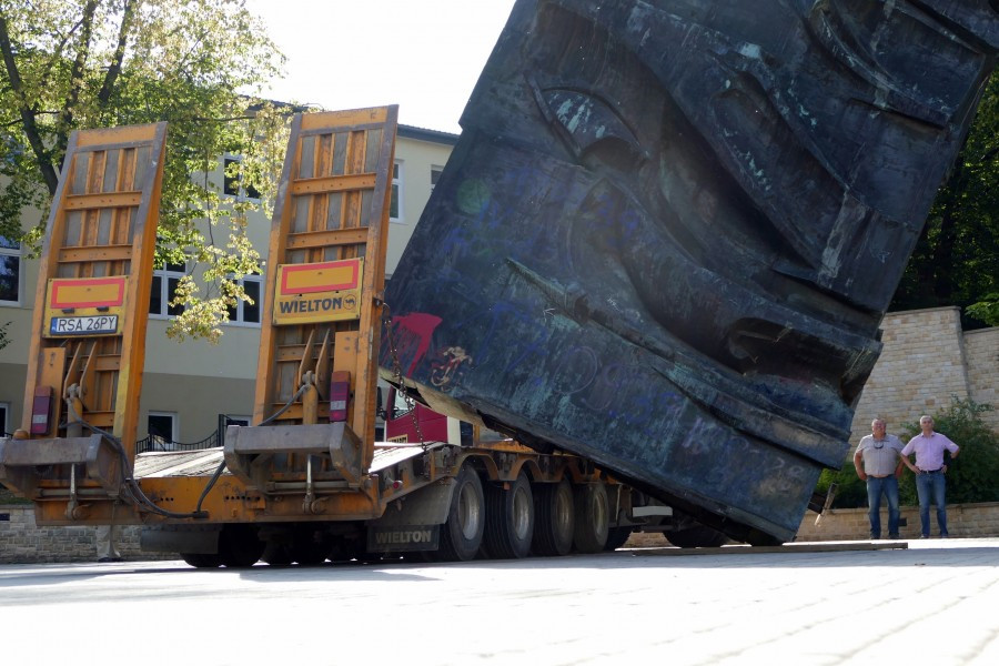 Nawet podczas demontażu budził spory. Kontrowersyjny pomnik usunięty z parku