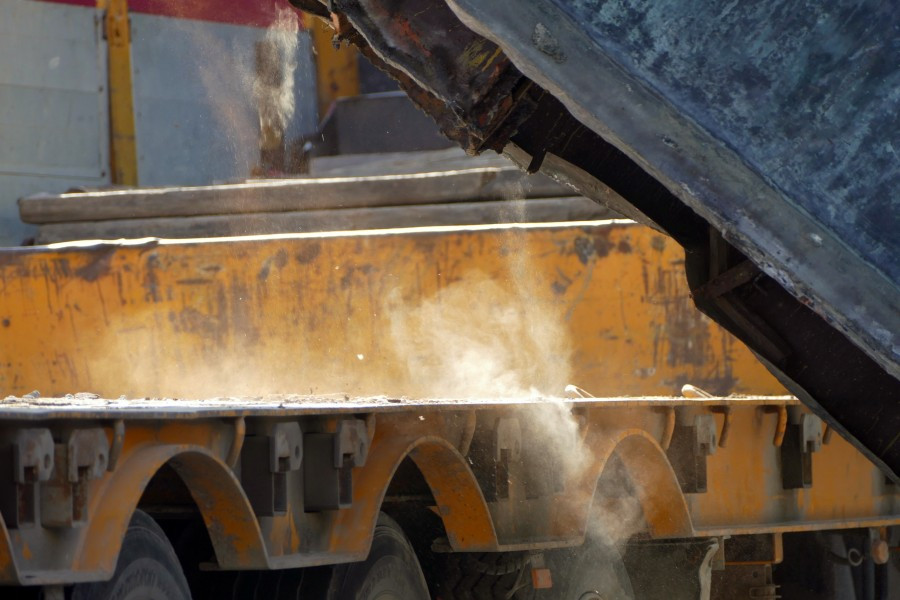 Nawet podczas demontażu budził spory. Kontrowersyjny pomnik usunięty z parku