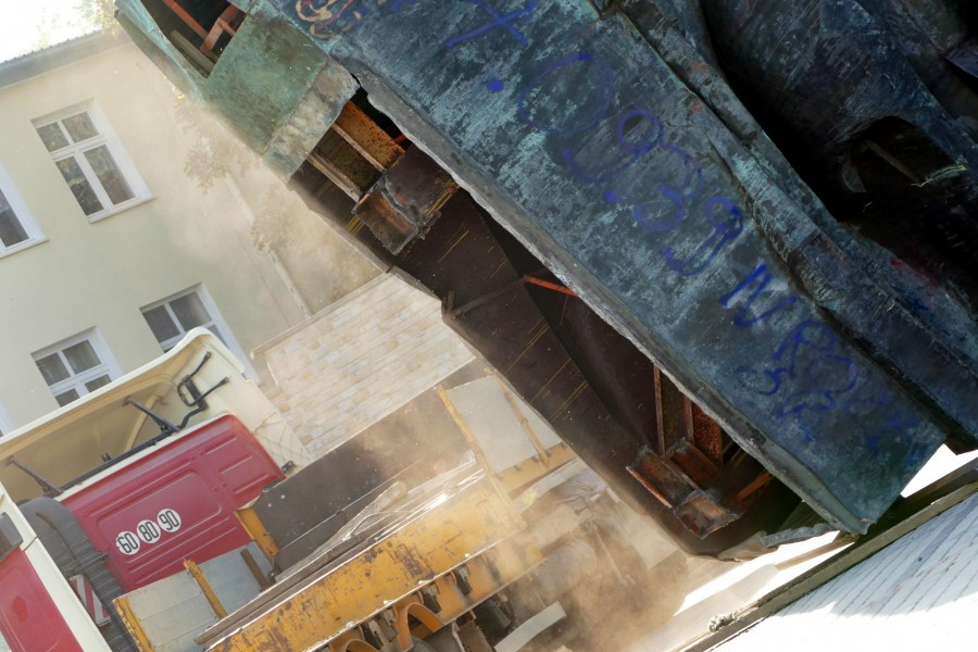 Nawet podczas demontażu budził spory. Kontrowersyjny pomnik usunięty z parku