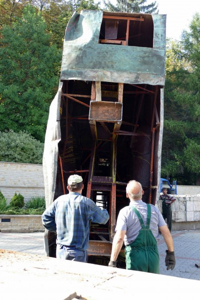 Nawet podczas demontażu budził spory. Kontrowersyjny pomnik usunięty z parku