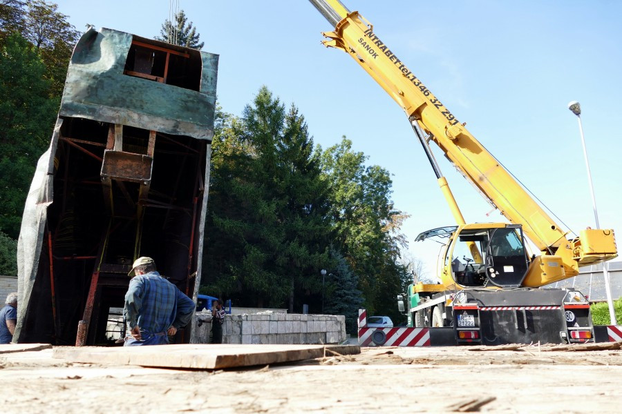 Nawet podczas demontażu budził spory. Kontrowersyjny pomnik usunięty z parku