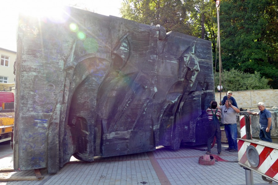 Nawet podczas demontażu budził spory. Kontrowersyjny pomnik usunięty z parku