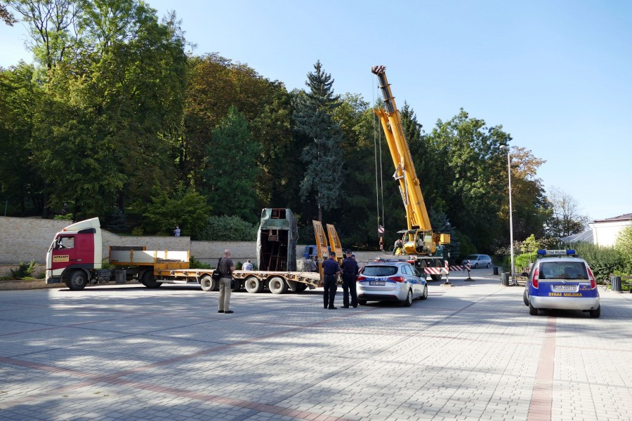 Nawet podczas demontażu budził spory. Kontrowersyjny pomnik usunięty z parku