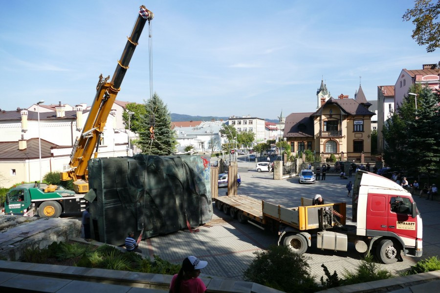 Nawet podczas demontażu budził spory. Kontrowersyjny pomnik usunięty z parku