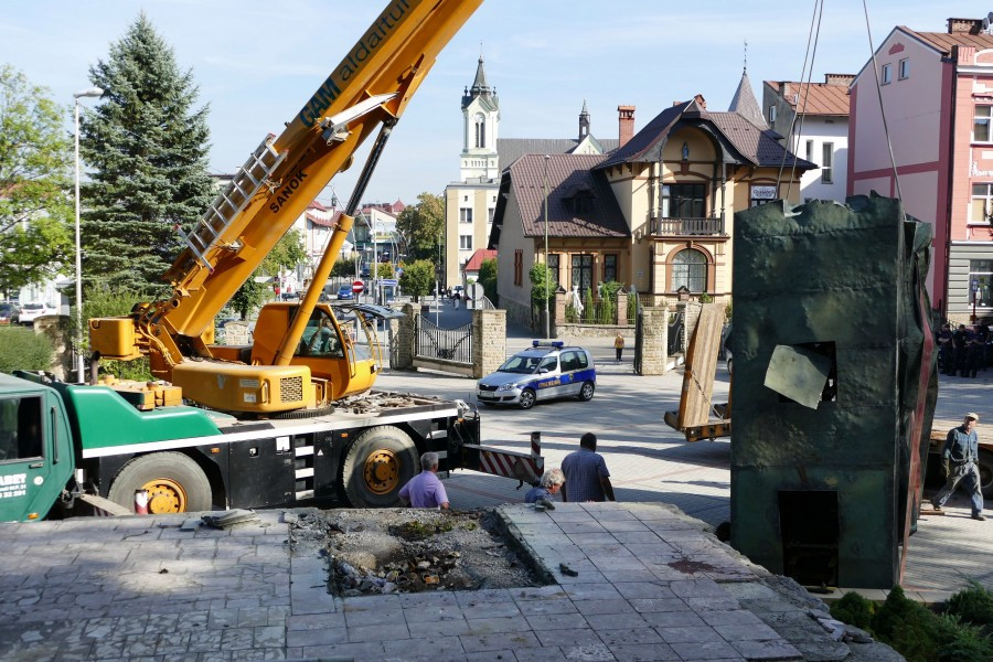 Nawet podczas demontażu budził spory. Kontrowersyjny pomnik usunięty z parku