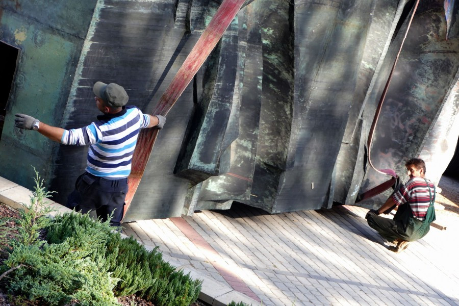 Nawet podczas demontażu budził spory. Kontrowersyjny pomnik usunięty z parku