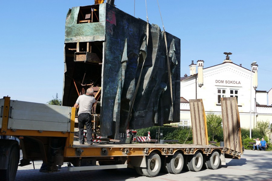 Nawet podczas demontażu budził spory. Kontrowersyjny pomnik usunięty z parku