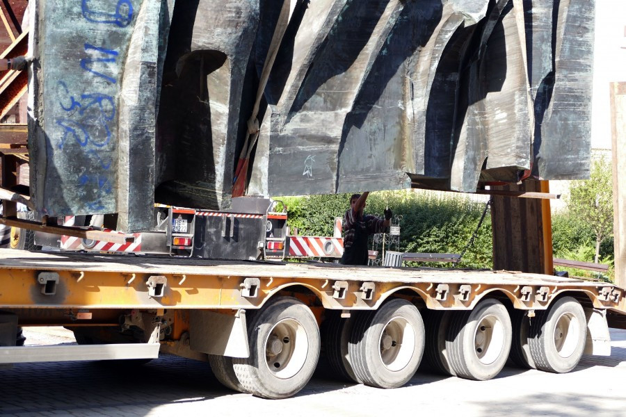 Nawet podczas demontażu budził spory. Kontrowersyjny pomnik usunięty z parku