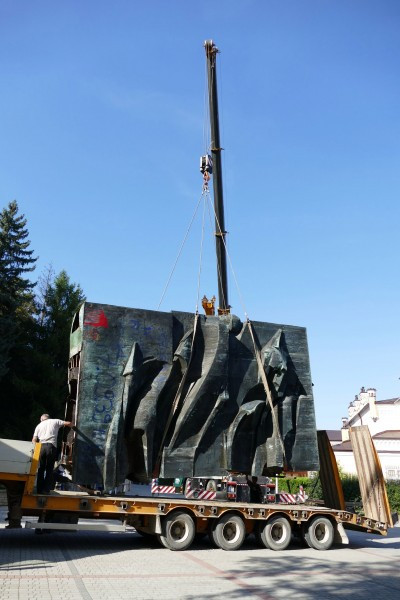 Nawet podczas demontażu budził spory. Kontrowersyjny pomnik usunięty z parku