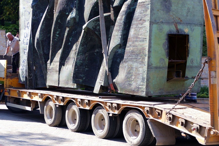 Nawet podczas demontażu budził spory. Kontrowersyjny pomnik usunięty z parku