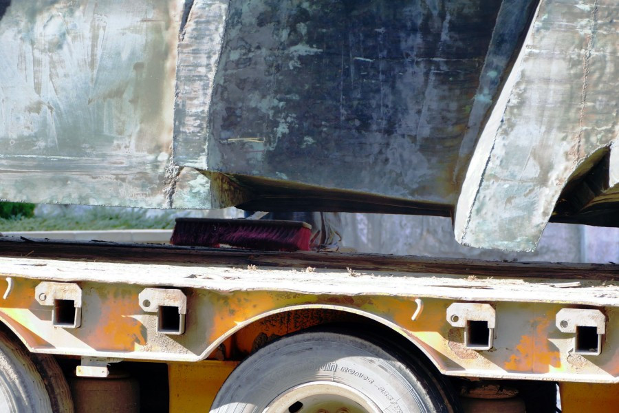 Nawet podczas demontażu budził spory. Kontrowersyjny pomnik usunięty z parku