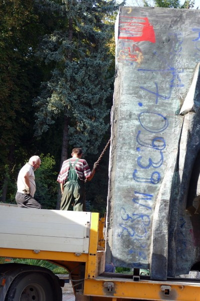 Nawet podczas demontażu budził spory. Kontrowersyjny pomnik usunięty z parku