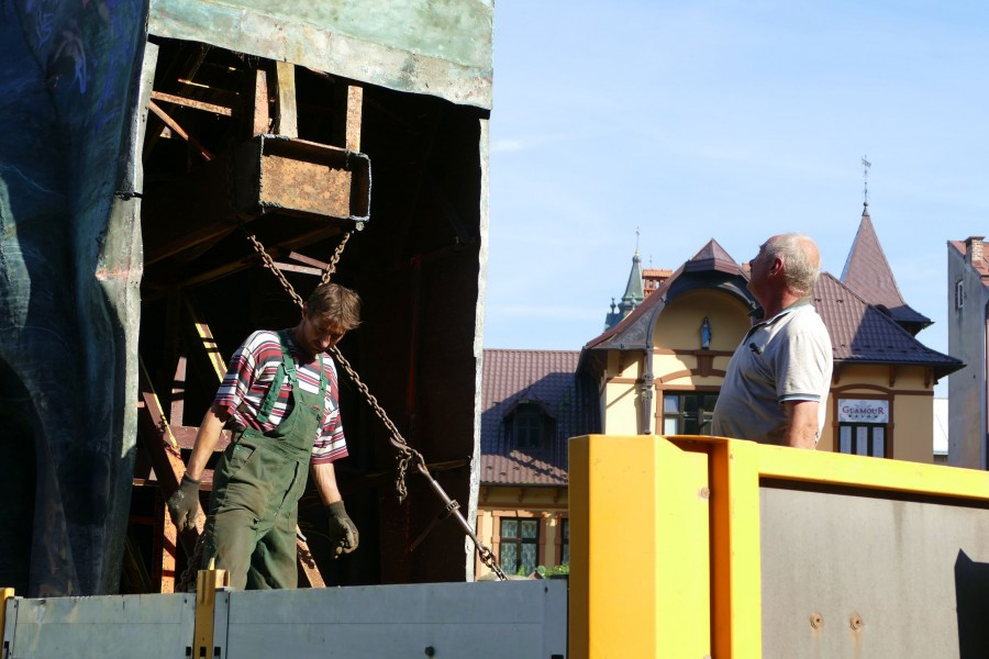 Nawet podczas demontażu budził spory. Kontrowersyjny pomnik usunięty z parku