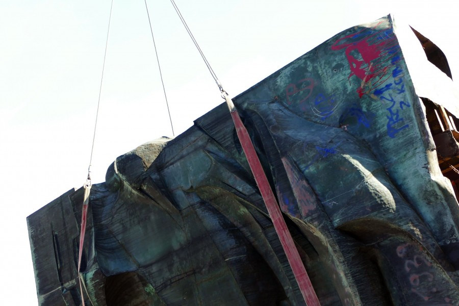 Nawet podczas demontażu budził spory. Kontrowersyjny pomnik usunięty z parku