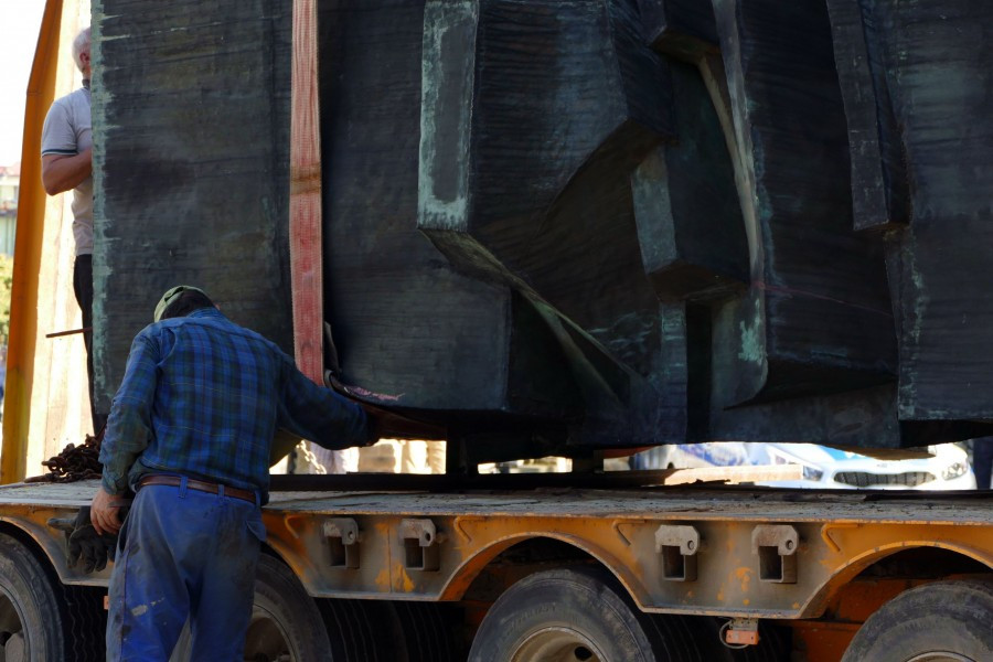Nawet podczas demontażu budził spory. Kontrowersyjny pomnik usunięty z parku