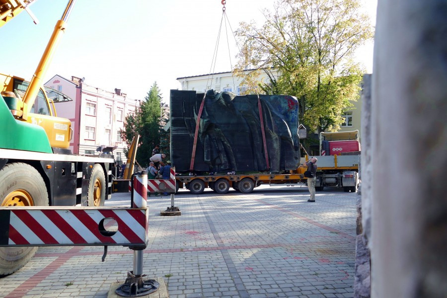 Nawet podczas demontażu budził spory. Kontrowersyjny pomnik usunięty z parku