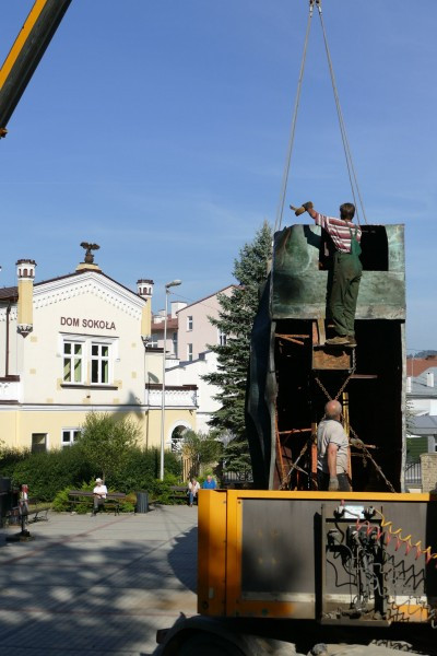 Nawet podczas demontażu budził spory. Kontrowersyjny pomnik usunięty z parku