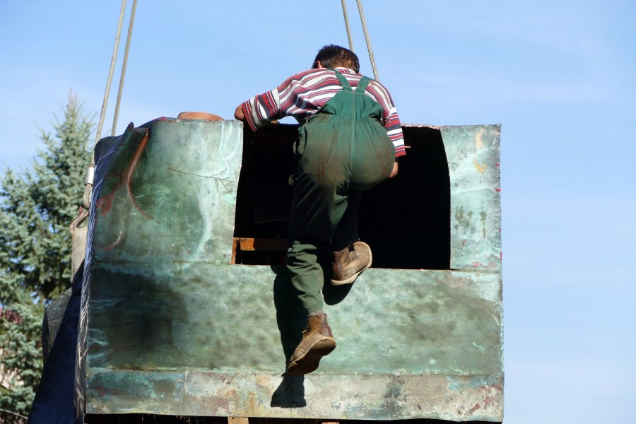 Nawet podczas demontażu budził spory. Kontrowersyjny pomnik usunięty z parku