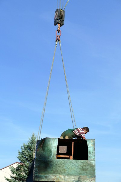 Nawet podczas demontażu budził spory. Kontrowersyjny pomnik usunięty z parku