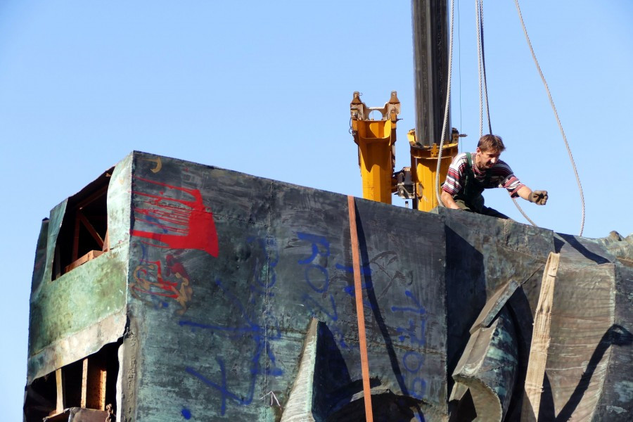 Nawet podczas demontażu budził spory. Kontrowersyjny pomnik usunięty z parku